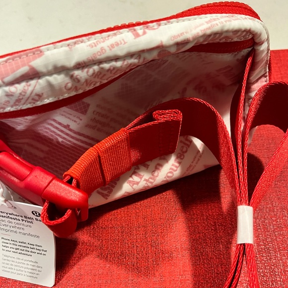 🍁ON SALE🍂LULULEMON AUTHENTIC EVERYWHERE BELT RED/WHITE MANIFESTO PRINT CROSSBODY - Picture 3 of 17